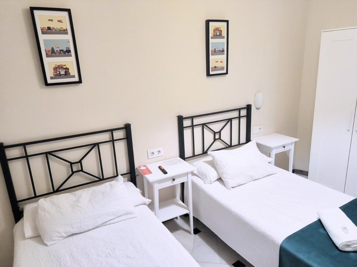 เพนชั่น เปเรซ มอนติยา Hotel เซบีญา ภายนอก รูปภาพ